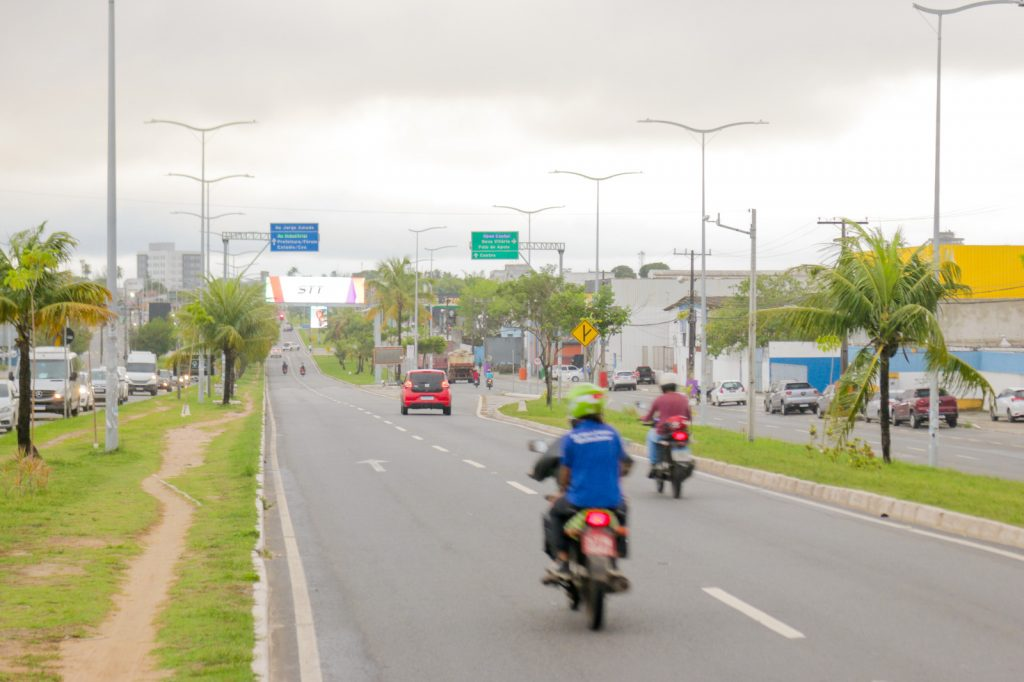 Imagem de uma avenida de Camaçari-BA