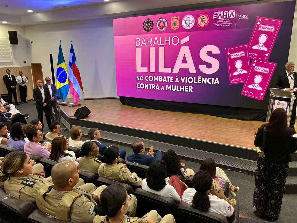 Imagem da apresentação do "Baralho Lilás" lançado pelo governo da Bahia