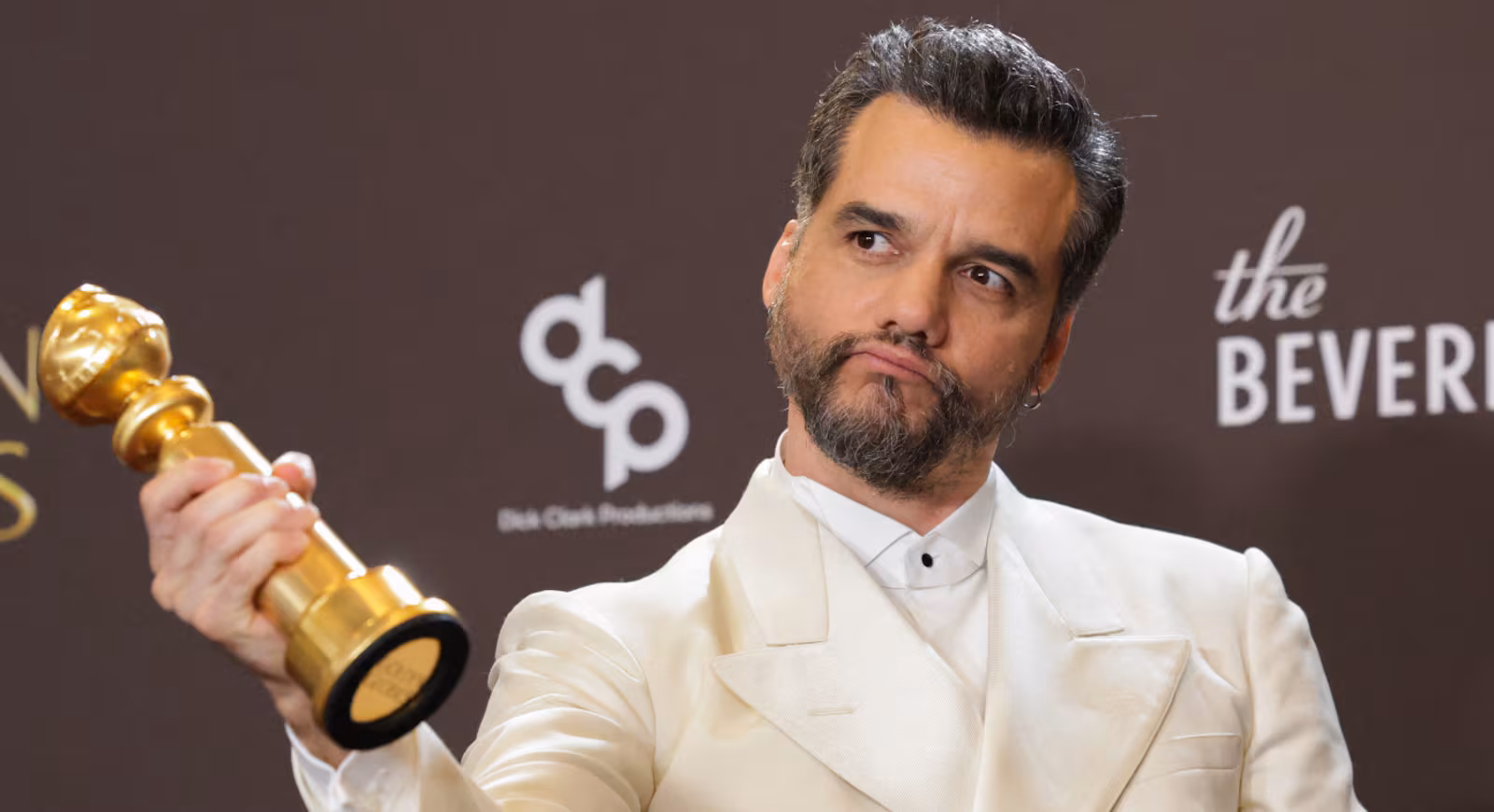 Wagner Moura com o prêmio Globo de Ouro