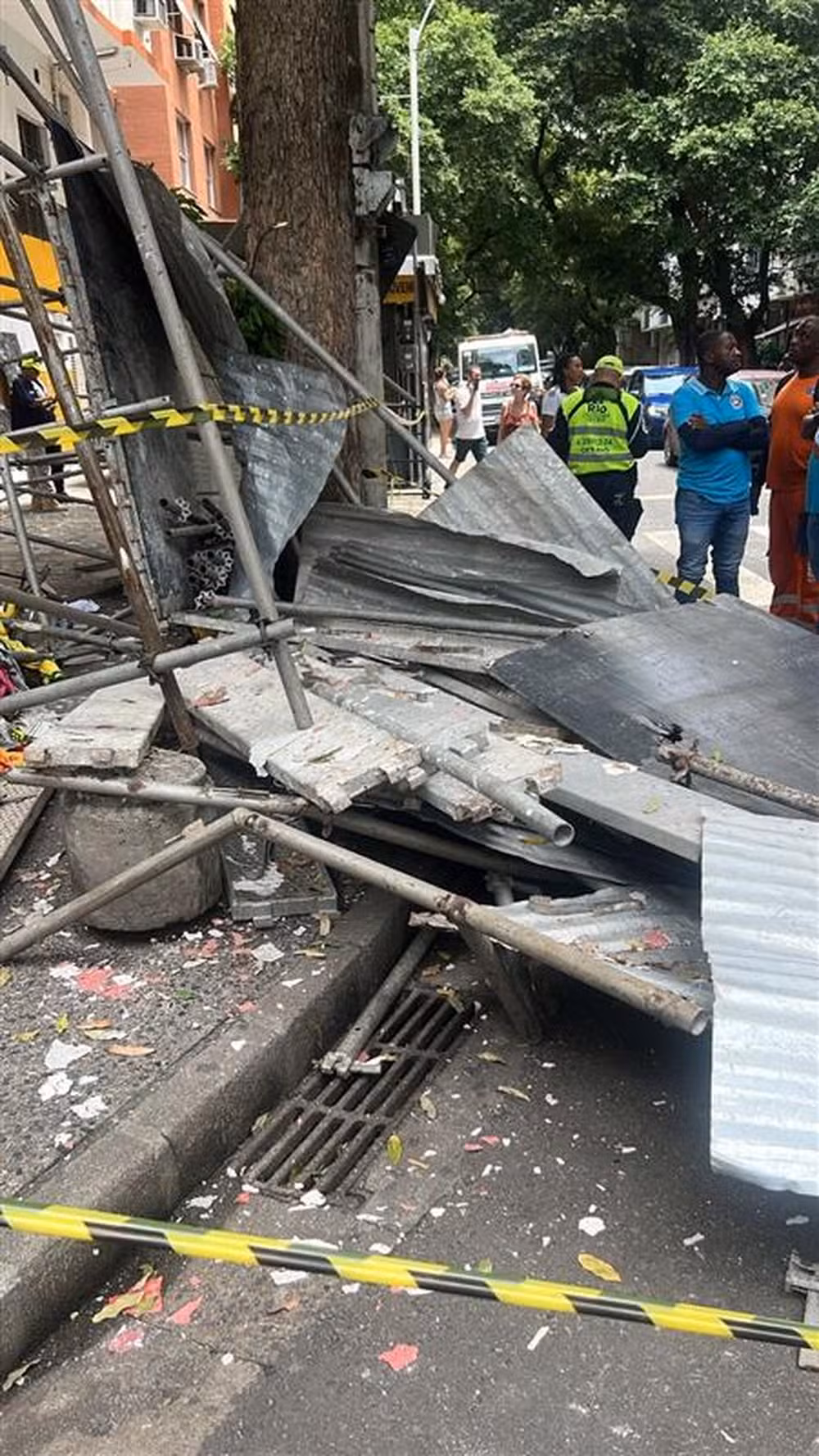 Andaime cai e mata mulher no Rio