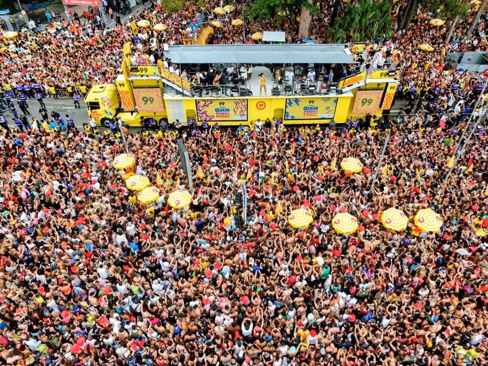 Ivete Sangalo reúne multidão em frente ao Parque Ibirpuera