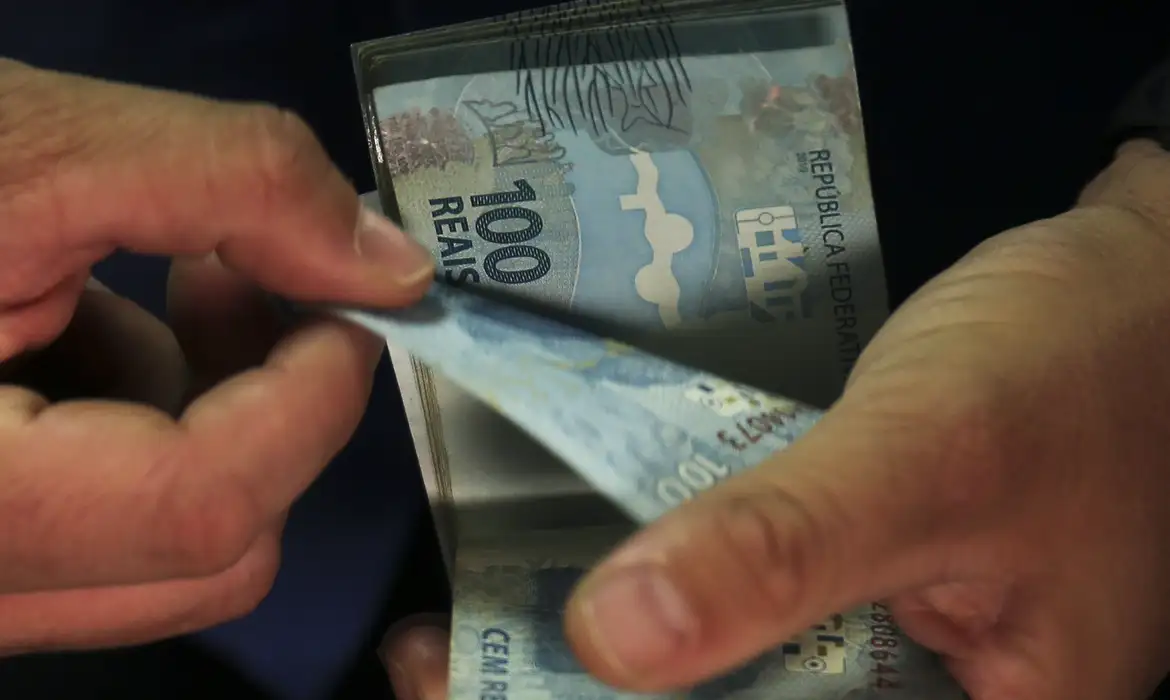 Abono salarial começa a ser pago para nascidos em maio e junho