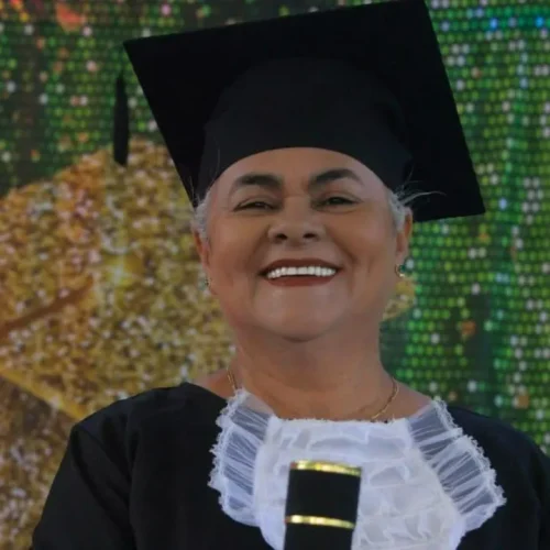 Aos 65 anos, costureira retoma estudos e conquista vaga na universidade após 43 anos longe da escola