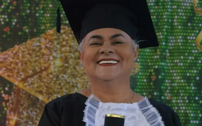 Aos 65 anos, costureira retoma estudos e conquista vaga na universidade após 43 anos longe da escola