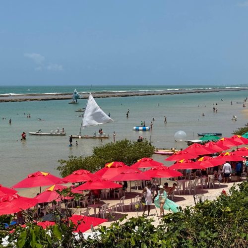 Confronto em operação da PMPE resulta em prisões na Praia de Porto de Galinhas