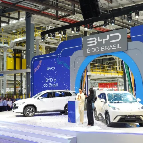 BYD desmente saída do Brasil durante inauguração de centro tecnológico
