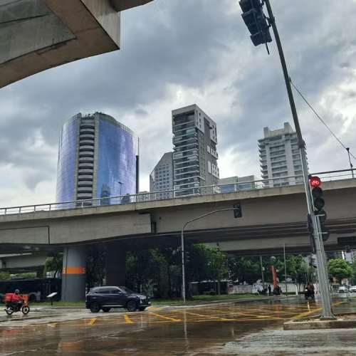 Temporal provoca alagamentos, invade casas e deixa milhares sem energia na Grande São Paulo