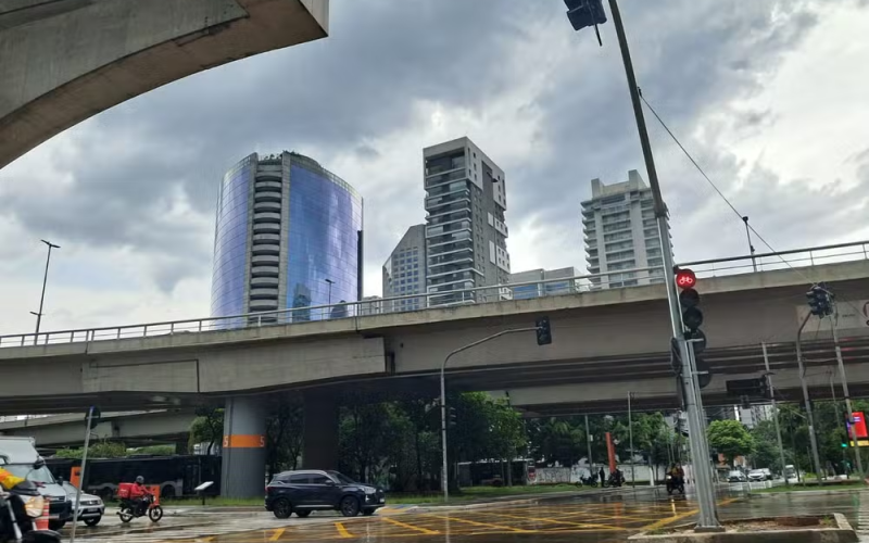 Temporal provoca alagamentos, invade casas e deixa milhares sem energia na Grande São Paulo