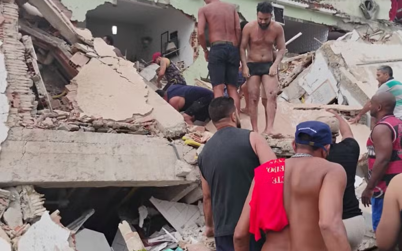 Prédio desaba no Engenho Novo e deixa feridos; bombeiros seguem buscas