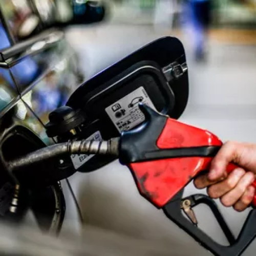Petrobras anuncia queda de 5,2% no preço da gasolina para distribuidoras