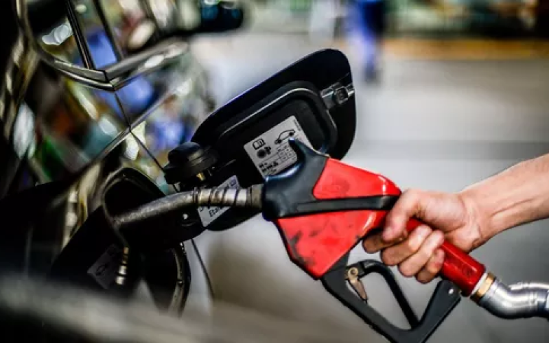 Petrobras anuncia queda de 5,2% no preço da gasolina para distribuidoras