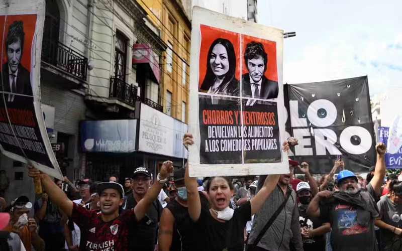 Argentina em confronto: Protestos contra reforma trabalhista de Milei ganham as ruas de Buenos Aires