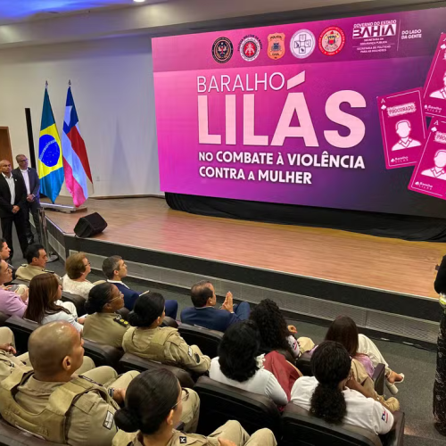 Imagem da apresentação do "Baralho Lilás" lançado pelo governo da Bahia