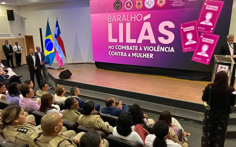 Imagem da apresentação do "Baralho Lilás" lançado pelo governo da Bahia