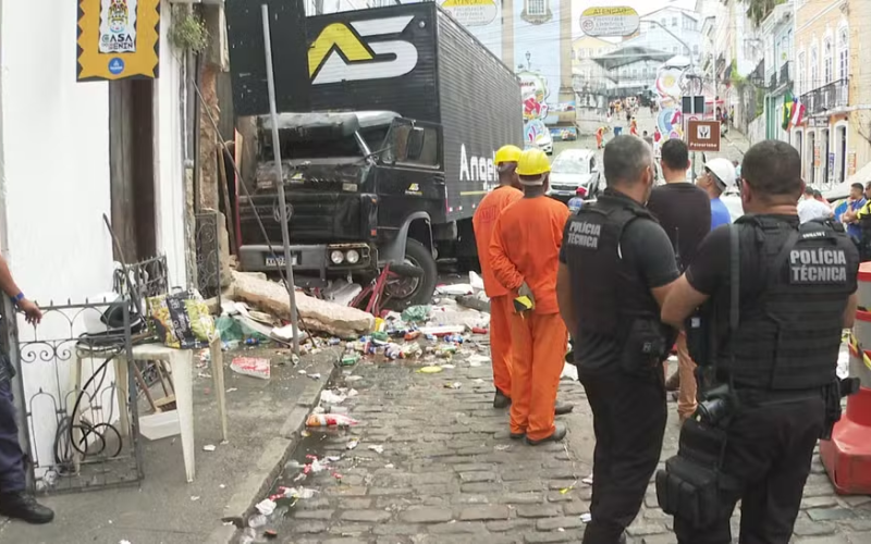 Caminhão desgovernado atinge museu no Centro Histórico de Salvador
