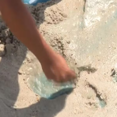 Moradores denunciam suspeita de contaminação em praia de Salvador; caso é investigado pelo Inema