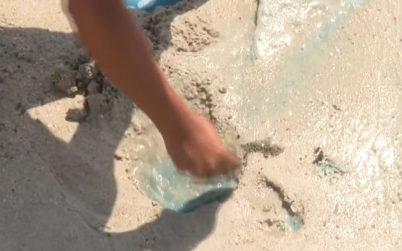 Moradores denunciam suspeita de contaminação em praia de Salvador; caso é investigado pelo Inema