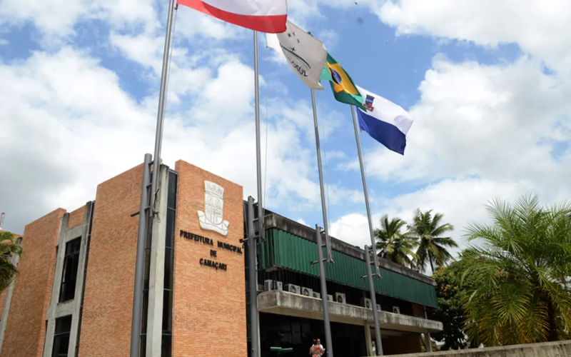 Prefeitura de Camaçari investe até R$ 10,9 milhões em tênis para alunos da rede municipal