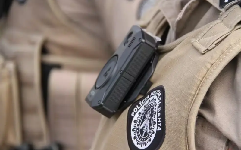 PM é investigado após usar farda e arma em perfil de site adulto na Bahia