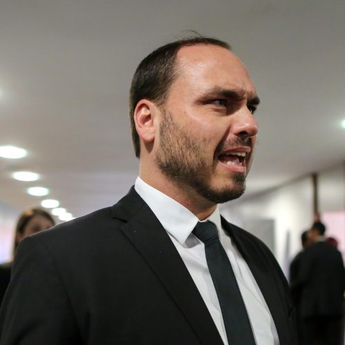 Justiça determina remoção de posts questionando paternidade de Carlos Bolsonaro
