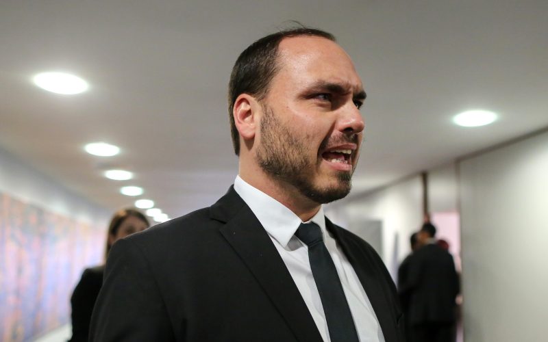 Justiça determina remoção de posts questionando paternidade de Carlos Bolsonaro