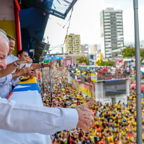 Lula participa do Carnaval de Salvador e marca presença inédita como presidente em exercício