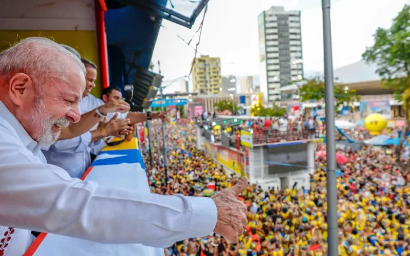 Lula participa do Carnaval de Salvador e marca presença inédita como presidente em exercício