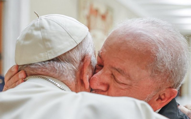 Lula presta homenagem ao papa Francisco um ano após sua morte