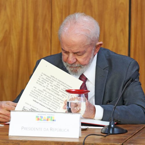 Brasília (DF), 17/06/2024 - O presidente Luiz Inácio Lula da Silva e o ministro da Justiça Ricardo Lewandowski durante cerimônia da assinatura de contrato que destina R$ 318,5 milhões do Fundo Amazônia para o fortalecimento do Plano Amazônia: Segurança e Soberania (AMAS), no Palácio do Planalto. Foto: Valter Campanato/Agência Brasil