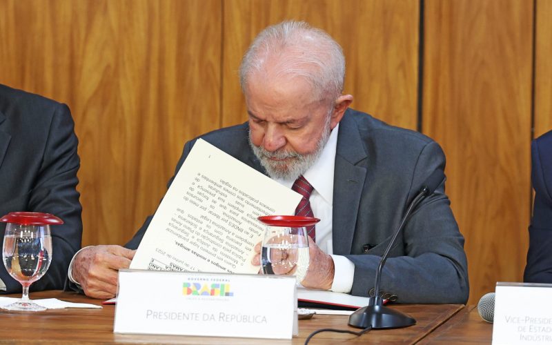 Brasília (DF), 17/06/2024 - O presidente Luiz Inácio Lula da Silva e o ministro da Justiça Ricardo Lewandowski durante cerimônia da assinatura de contrato que destina R$ 318,5 milhões do Fundo Amazônia para o fortalecimento do Plano Amazônia: Segurança e Soberania (AMAS), no Palácio do Planalto. Foto: Valter Campanato/Agência Brasil