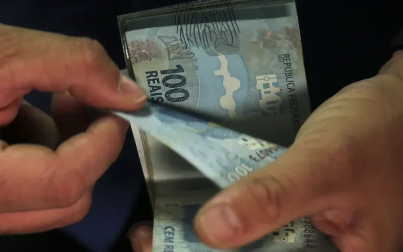 Abono salarial começa a ser pago para nascidos em maio e junho