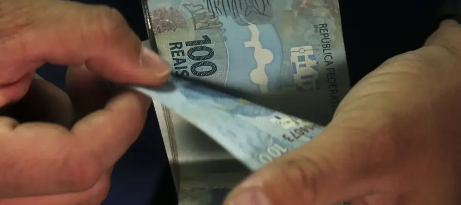 Abono salarial começa a ser pago para nascidos em maio e junho
