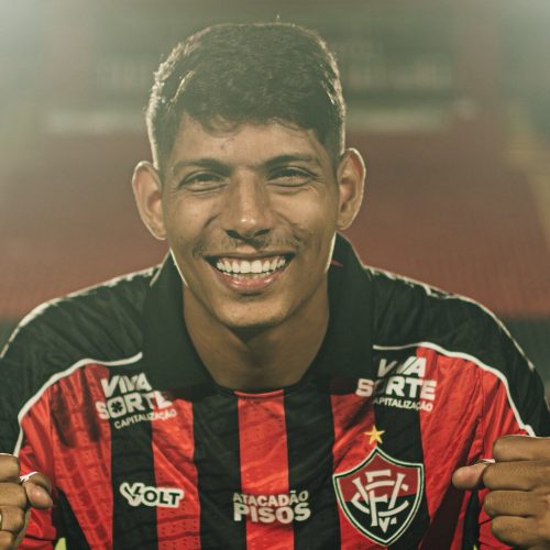 Zé Vitor é regularizado e viaja com o Vitória para Porto Alegre