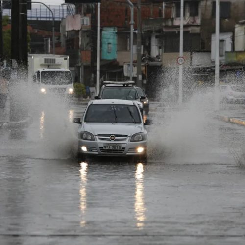 Bahia em alerta para chuvas intensas até esta terça-feira