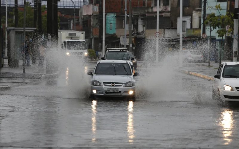 Bahia em alerta para chuvas intensas até esta terça-feira