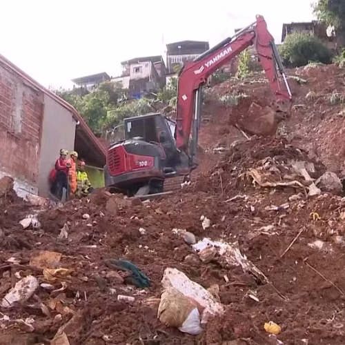 Menino é resgatado com vida após mãe protegê-lo durante soterramento em Juiz de Fora