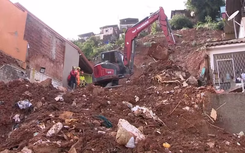 Menino é resgatado com vida após mãe protegê-lo durante soterramento em Juiz de Fora