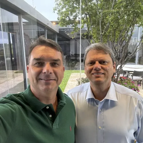 Tarcísio anuncia reunião com Flávio Bolsonaro para discutir plano nacional e estratégia eleitoral