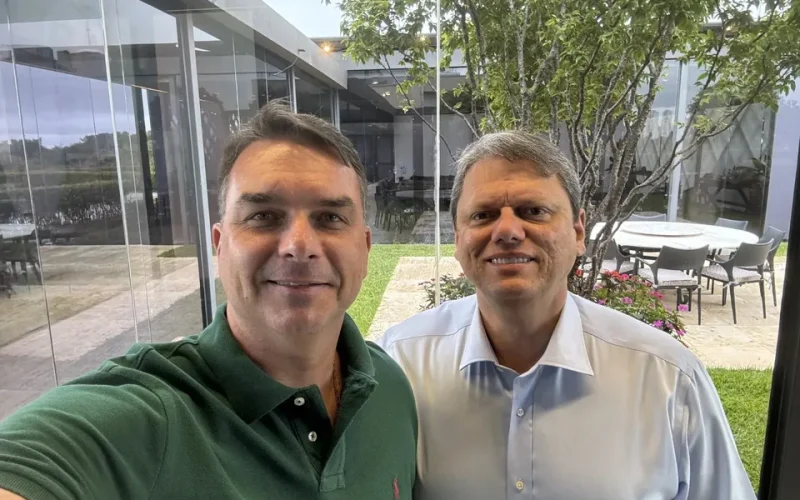 Tarcísio anuncia reunião com Flávio Bolsonaro para discutir plano nacional e estratégia eleitoral