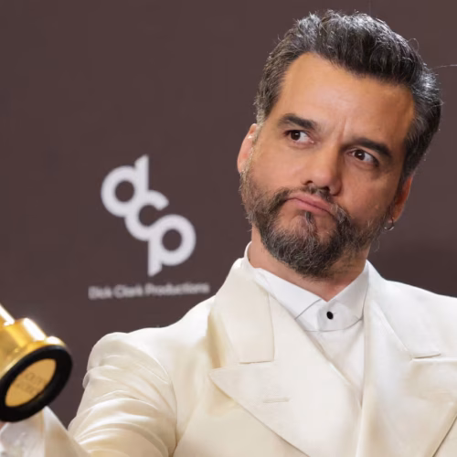 Wagner Moura com o prêmio Globo de Ouro