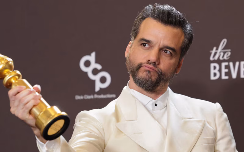 Wagner Moura com o prêmio Globo de Ouro