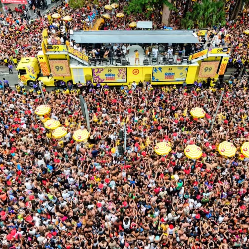 Ivete Sangalo reúne multidão em frente ao Parque Ibirpuera