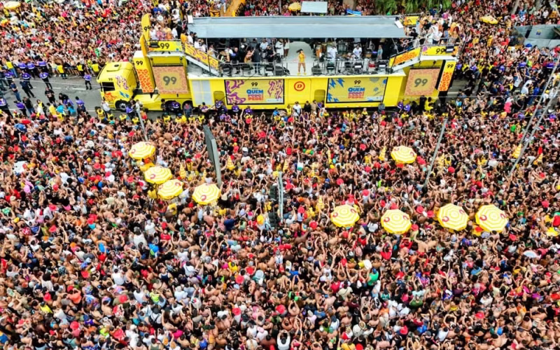 Ivete Sangalo reúne multidão em frente ao Parque Ibirpuera